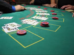 Tampilan aplikasi okitoto login di layar ponsel Android menampilkan meja live dealer dan menu navigasi