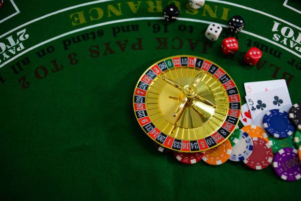 Antarmuka permainan Gaple online di aplikasi okitoto login menampilkan tangan pemain, garis permainan, dan kartu-kartu lawan